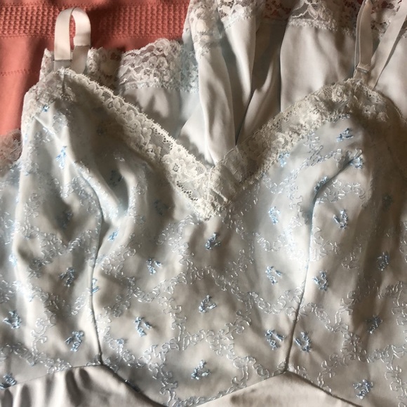 Youth form L blue slip/ embroidered flowers on bodice/ lace trim on hem size 40 - Picture 12 of 12